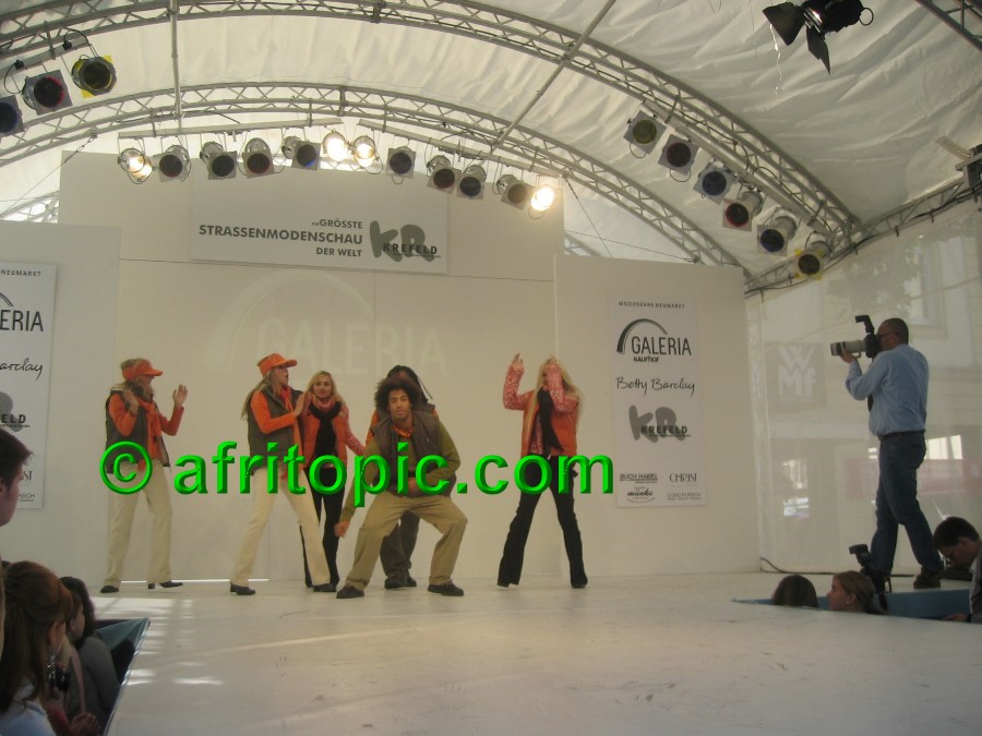 ../Images/Krefeld-Strssenmodenschau-2005 360.jpg